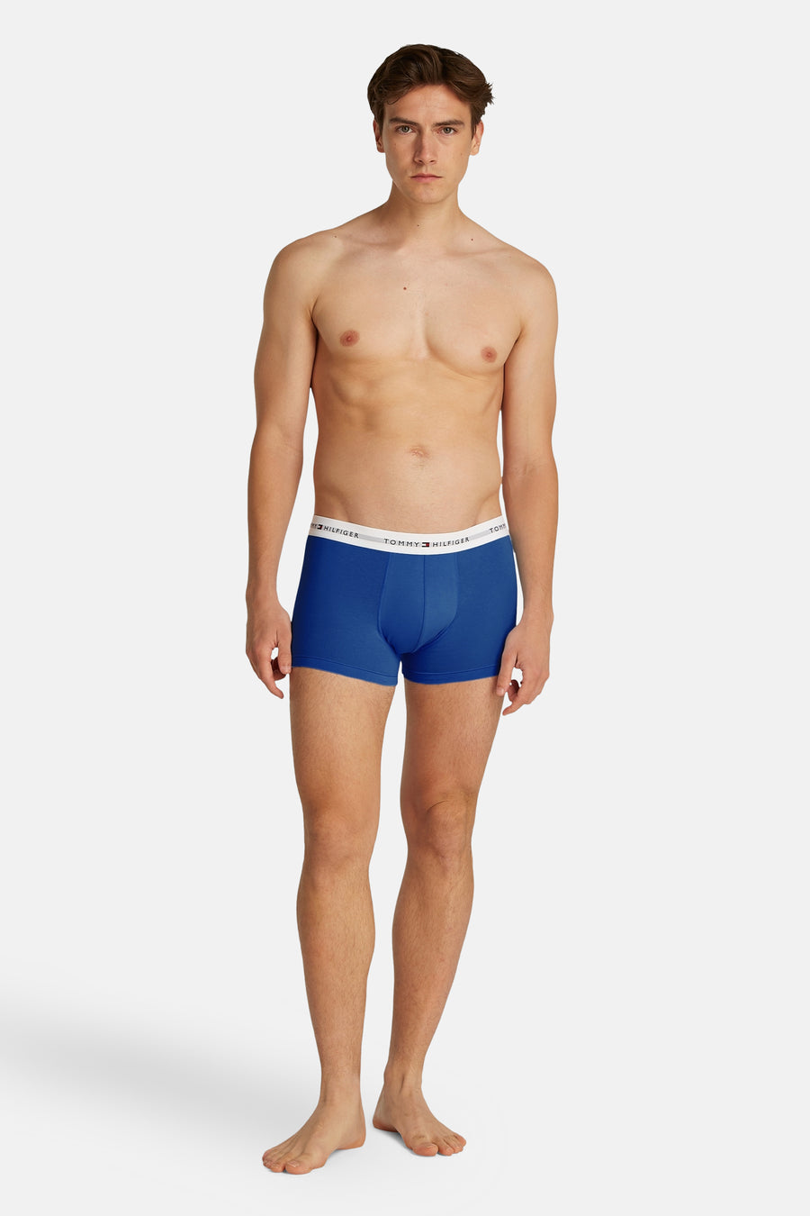Man zonder shirt in blauwe Tommy Hilfiger boxers.