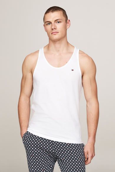 Sous-vêtement blanc de TOMMY JEANS, porté avec un pantalon à carreaux et une main dans la poche.