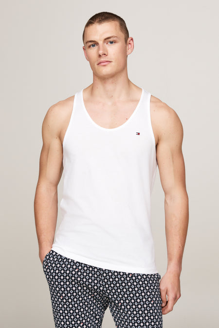 Sous-vêtement blanc de TOMMY JEANS, porté avec un pantalon à carreaux et une main dans la poche.