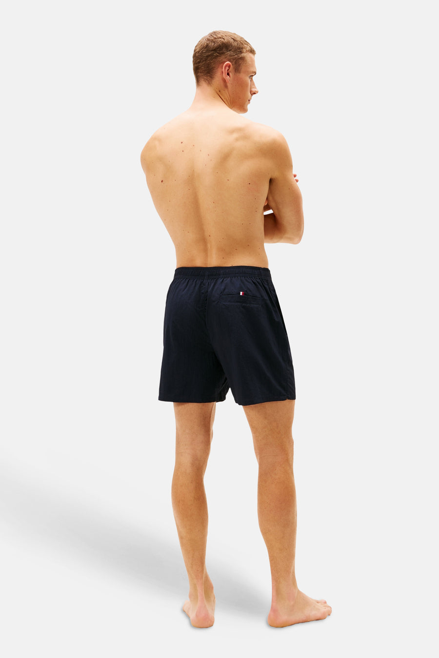 Short de bain bleu TOMMY JEANS, vu de dos, avec un petit détail logo.