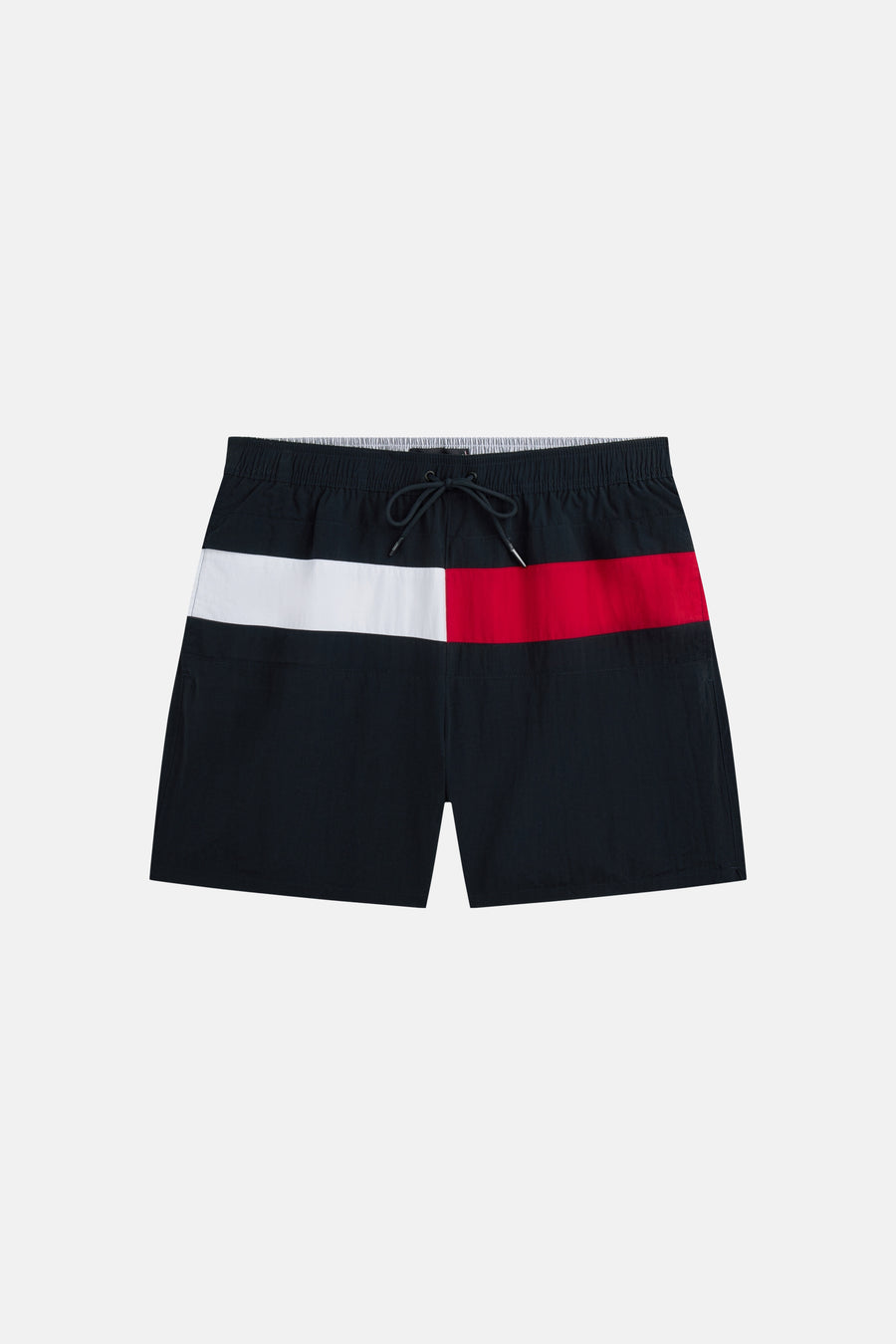 Short de bain bleu TOMMY JEANS avec un panneau rouge et blanc en haut, et cordon de serrage à la taille.