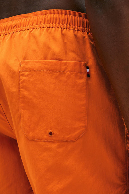 Short de bain orange de TOMMY HILFIGER, avec une poche arrière ornée d'un petit détail logo.