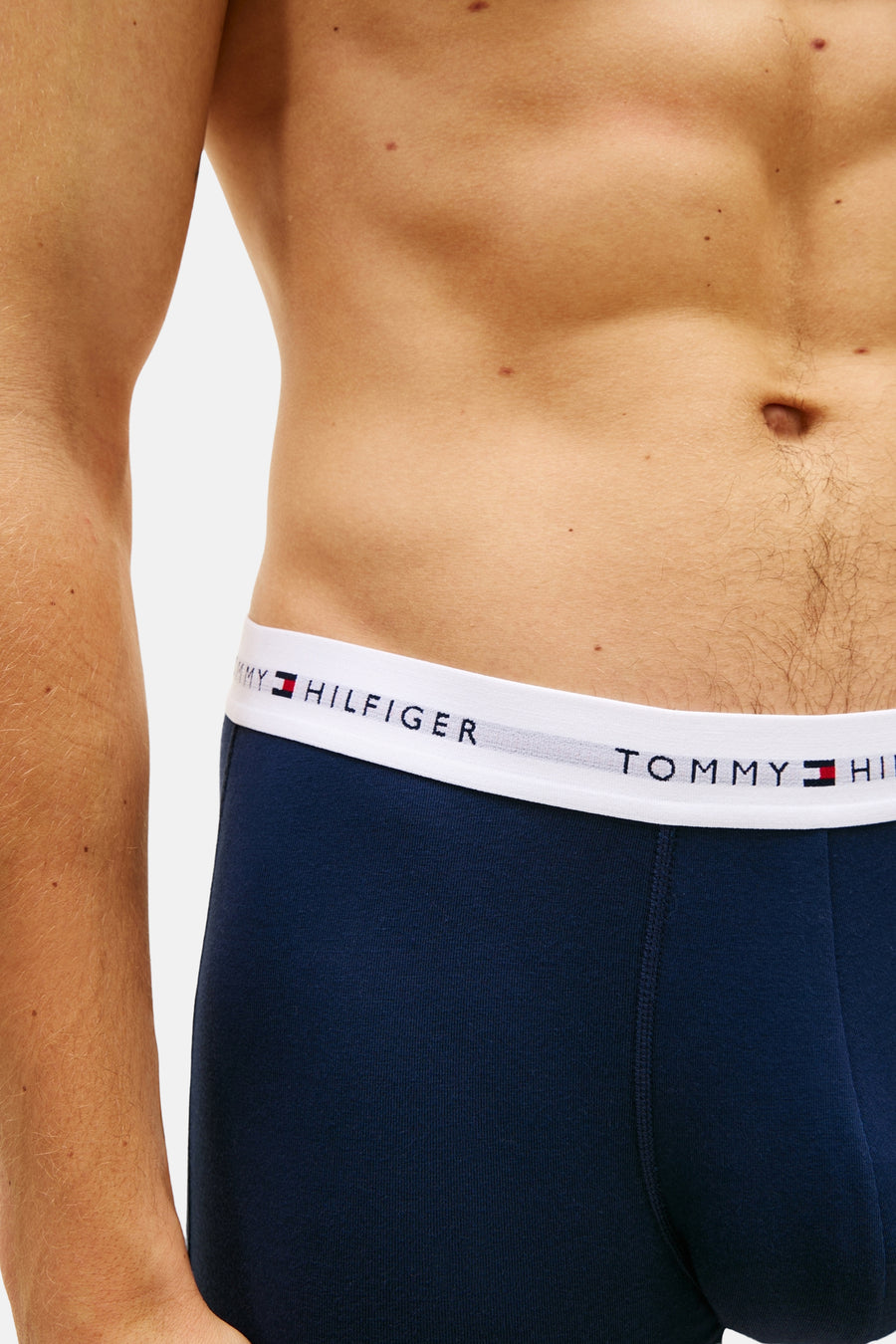 Blauwe boxershort van TOMMY JEANS, met een witte elastische tailleband en het merklogo erop.