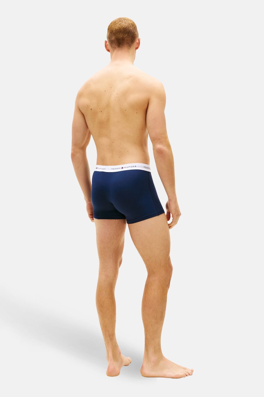 Boxershorts bleu foncé de Tommy Jeans, avec une ceinture élastique à logo, vus de dos.