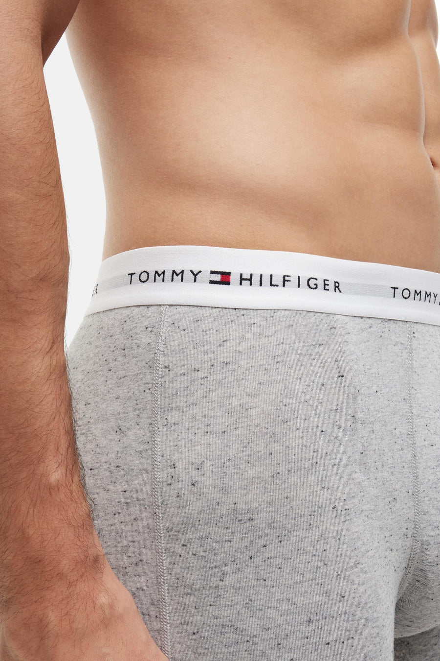 Boxer short gris chiné de Tommy Jeans, avec une ceinture élastique blanche ornée du logo.