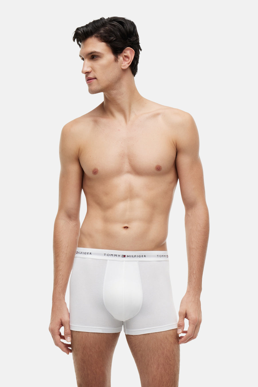 Boxer blanc TOMMY JEANS, porté par un homme torse nu.