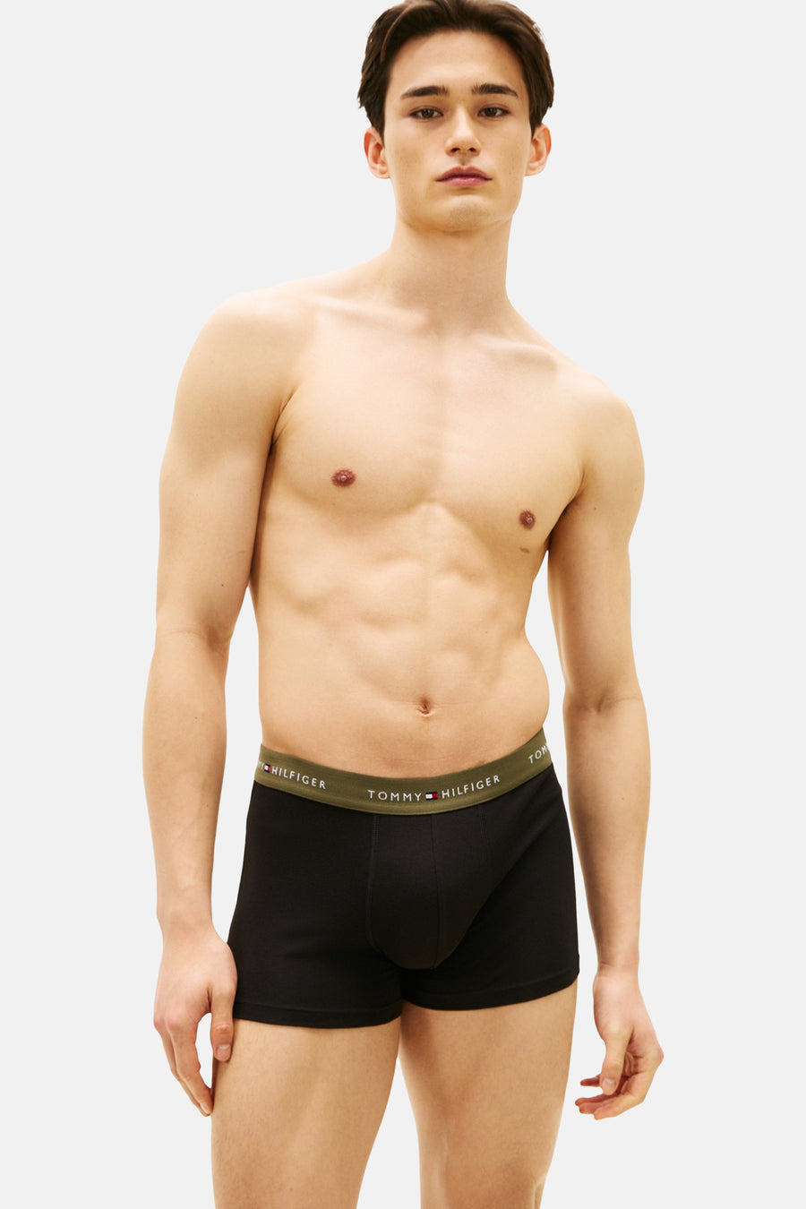 Boxer short noir de Tommy Jeans, avec une ceinture verte à logo.