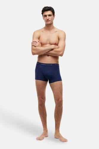 Donkerblauwe boxershort van TOMMY JEANS, met witte logo op tailleband, gedragen door model in front view, gladde stof, casual fit