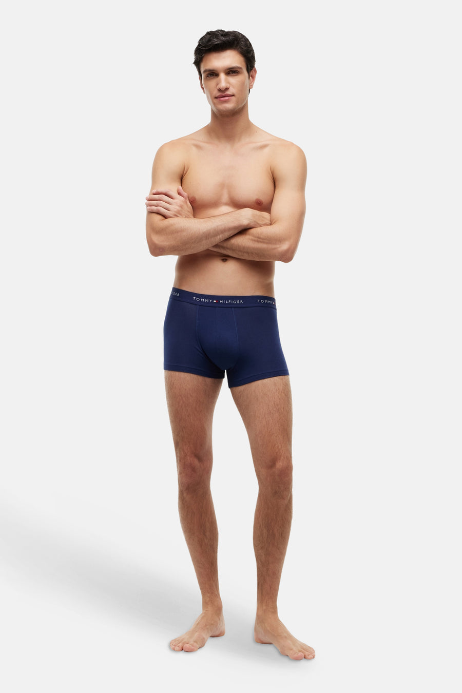 Donkerblauwe boxershort van TOMMY JEANS, met witte logo op tailleband, gedragen door model in front view, gladde stof, casual fit