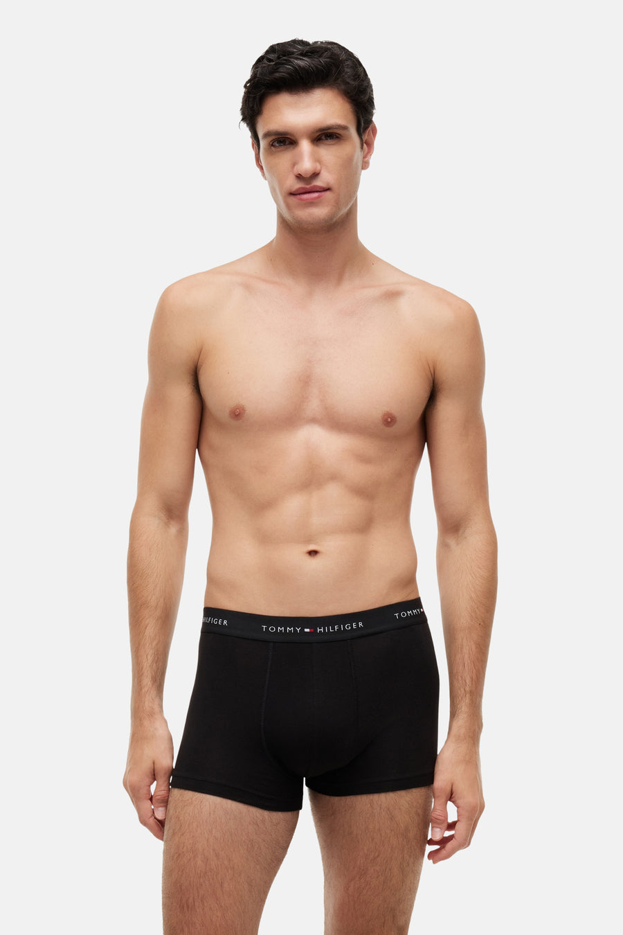 Zwarte boxershort van TOMMY JEANS met elastische tailleband en logo, vooraanzicht op model