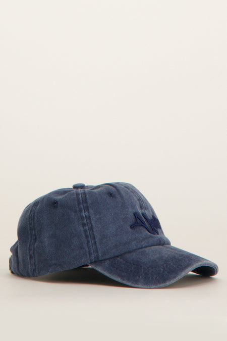 Chapeau bleu d'Unwind avec un effet stonewashed et des broderies bleu marine.