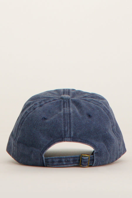 Chapeau bleu Unwind, avec une bande ajustable et une fermeture métallique à l'arrière.