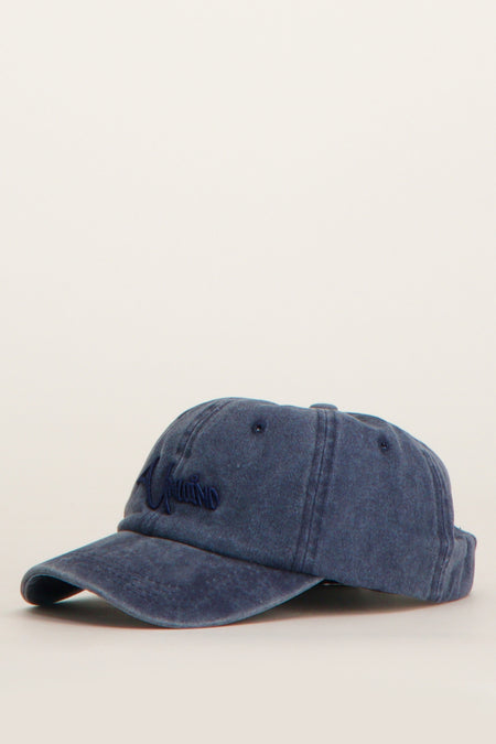 Chapeau bleu d'Unwind avec logo brodé à l'avant, texture coton et bande ajustable à l'arrière.