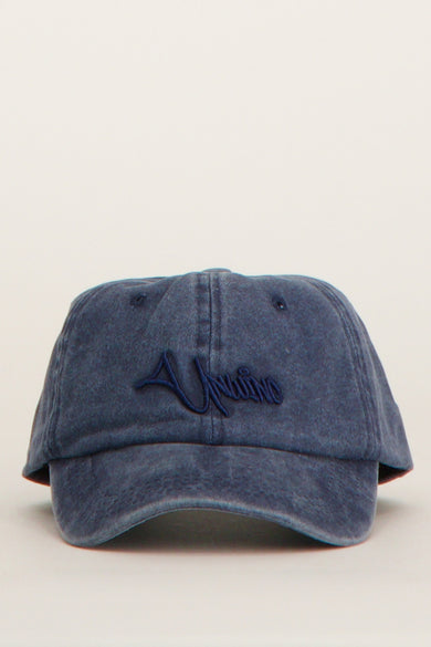 Chapeau bleu d'Unwind avec logo brodé sur l'avant.
