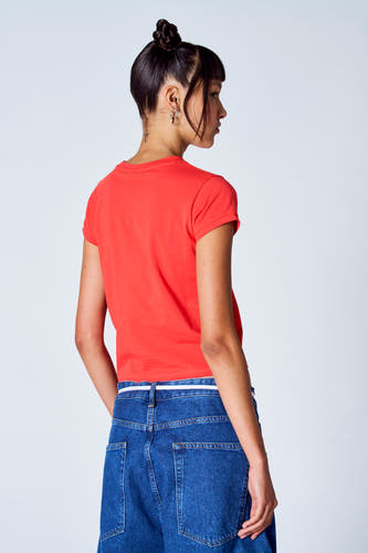 Rood T-shirt met korte mouwen van Unwind, gezien van achteren, met blauwe jeansbroek.
