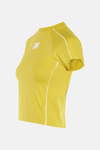 T-shirt vert avec manches courtes d'Unwind, avec des rayures blanches le long des côtés et sur les manches.