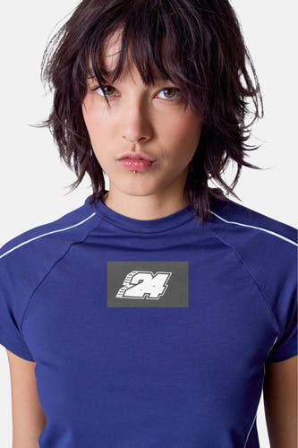 T-shirt bleu à manches courtes d'Unwind, avec une patte blanche le long des épaules et un logo sur la poitrine.