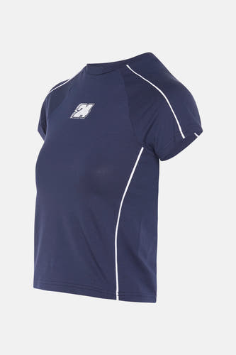 T-shirt bleu à manches courtes d'Unwind, avec des rayures blanches sur les épaules et un logo sur la poitrine.