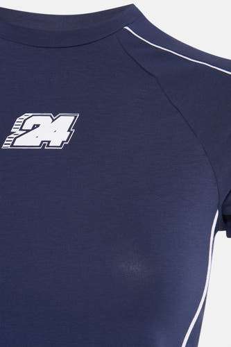 T-shirt bleu à manches courtes d'Unwind, avec une impression numérotée blanche et une bande accent sur le long de la manche.
