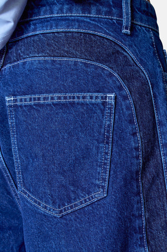Achterkant van een blauwe spijkerbroek met zak.
