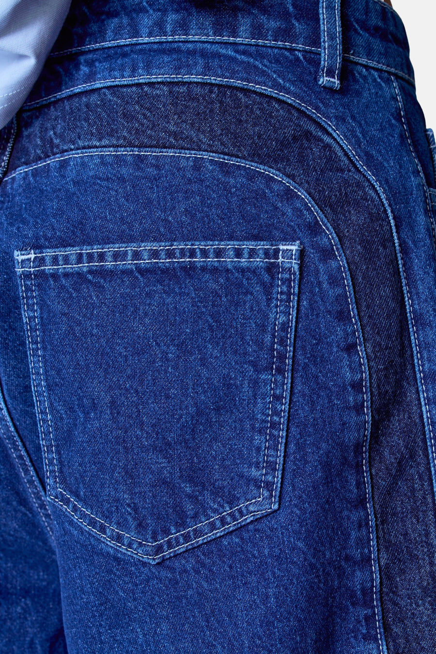 Achterkant van een blauwe spijkerbroek met zak.