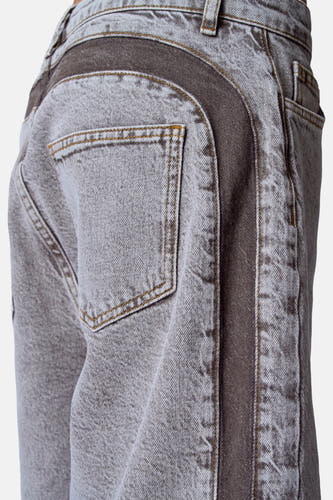 Short de denim gris Unwind, avec des rayures contrastantes brunes et des poches sur l'arrière.