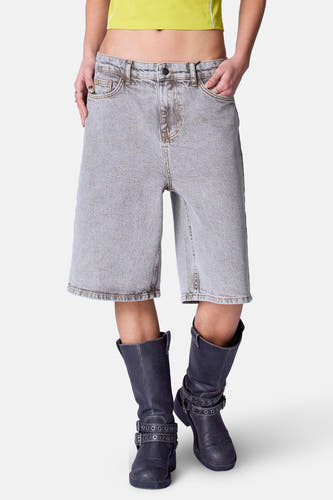 Short en shortid mid grey Un Unwind worn with with black and a cropped shirt.