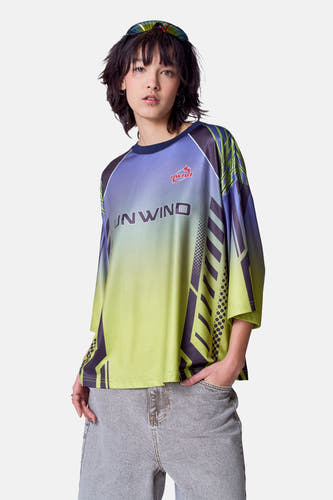 T-shirt vert avec manches courtes de Unwind, avec imprimé graphique et détails sur les manches et l'arrière.
