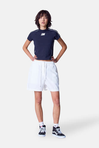 Short blanc Unwind, avec cordon et forme ajustable.