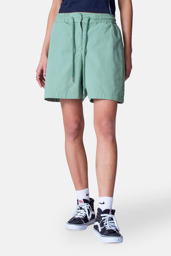 Short vert de Unwind avec une ceinture élastique et une poche brodée.