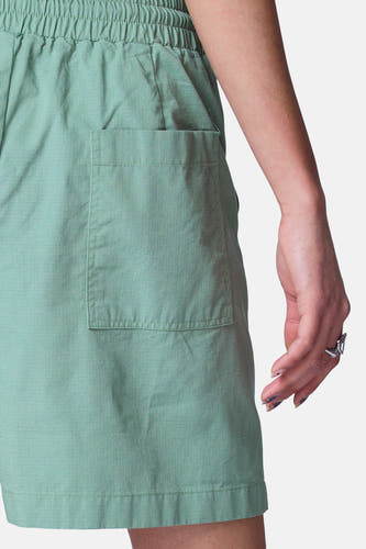 Groene short van Unwind met elastische tailleband en opgestikte zak.