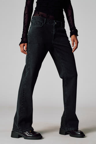 Pantalon gris Unwind, avec une subtile texture côtelée et une coupe décontractée.