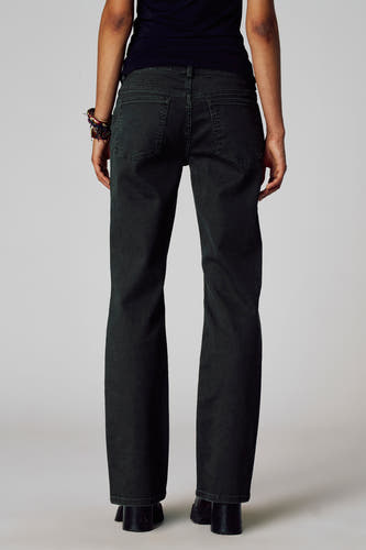 Pantalon multicolore d'Unwind, vu de dos, avec des jambes droites et le modèle porte une chemise noire et des bracelets.