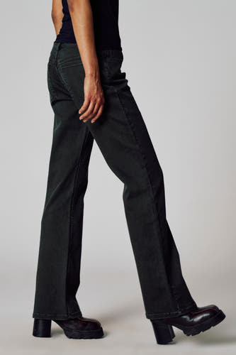 Pantalon de couleur kaki d'Unwind, présenté dans une pose latérale avec une subtile texture côtelée.