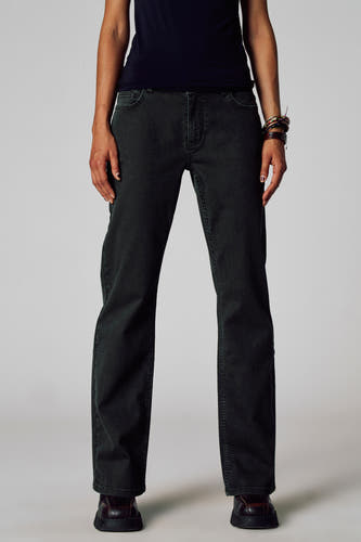 Jeanon de couleur Unwind, avec un shirt-shirt et et des desmb.