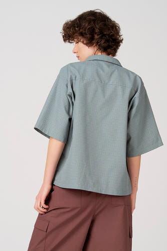 Blauw overhemd met korte mouwen van Unwind, met een ruitpatroon, gedragen met bruine cargobroek.