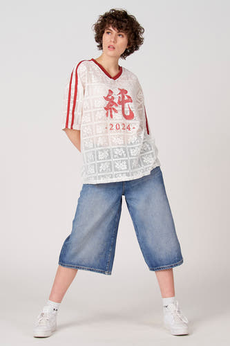 T-shirt blanc à manches courtes d'Unwind, avec logo rouge et rayures rouges sur les manches.