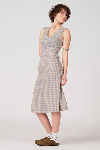 Robe bleue sans manches d'Unwind, avec un motif à carreaux et une fente sur le côté.