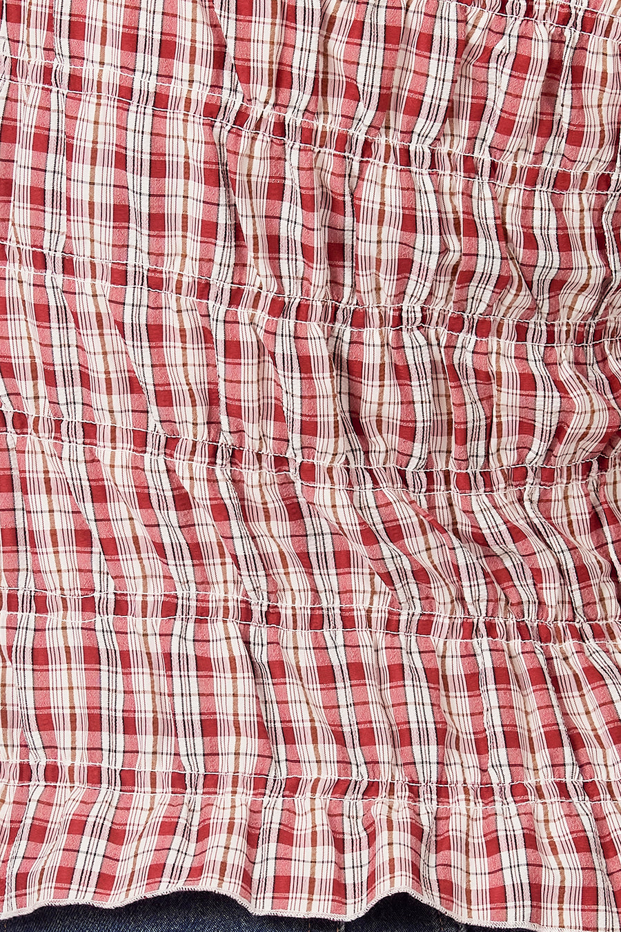 Chemisier rouge à manches courtes d'Unwind, avec un tissu à carreaux et un effet plissé.