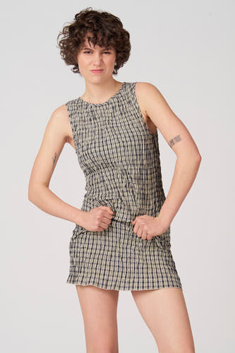 Robe bleue sans manches d'Unwind, avec un motif à carreaux et une texture plissée, vue de dos.