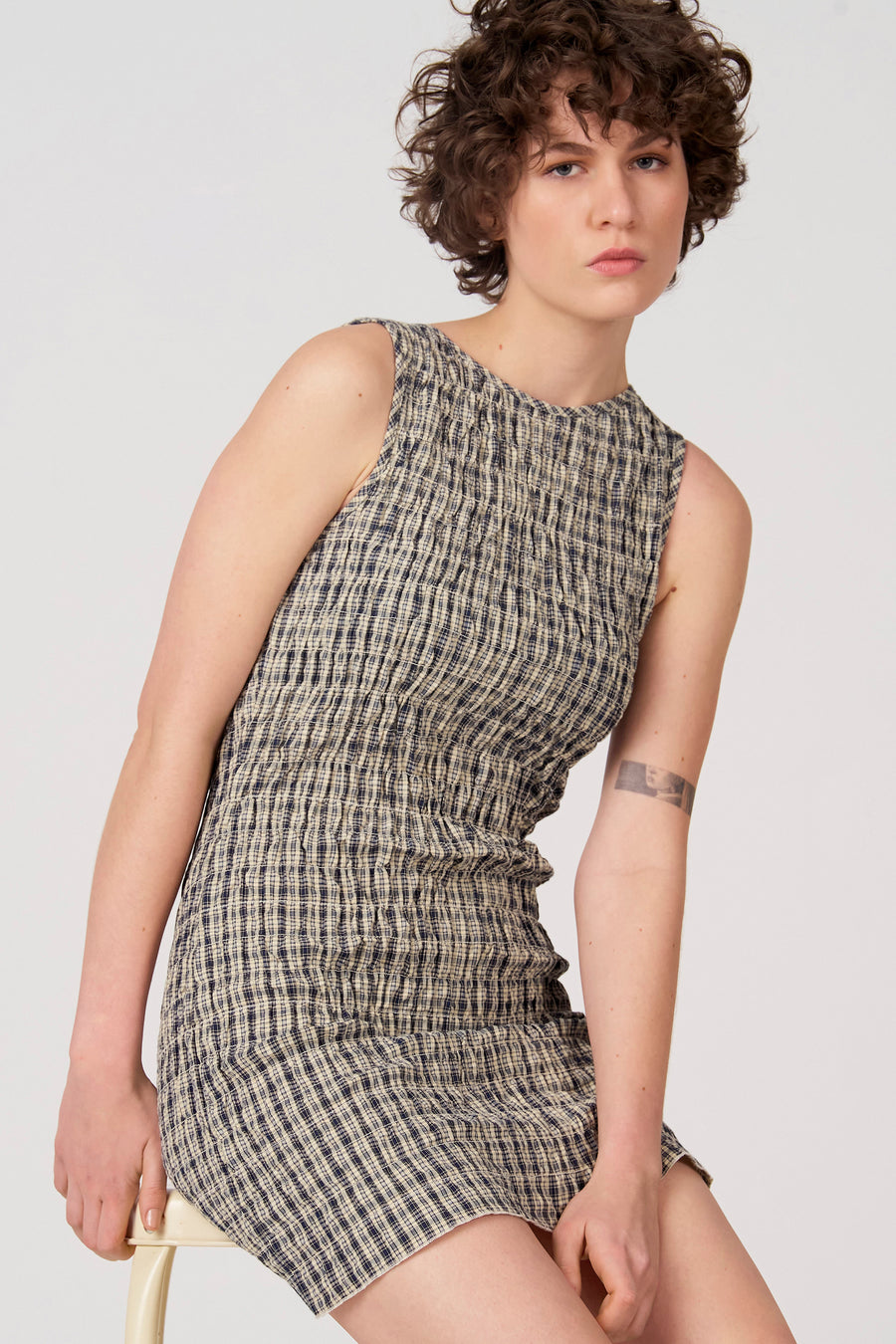 Robe sans manches bleue d'Unwind, avec un motif à carreaux et une texture.