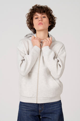 Gilet gris d'Unwind avec longue fermeture éclair et capuche, combiné avec un jean bleu.