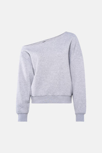 Pull gris Unwind avec une épaule dénudée et des manches longues.