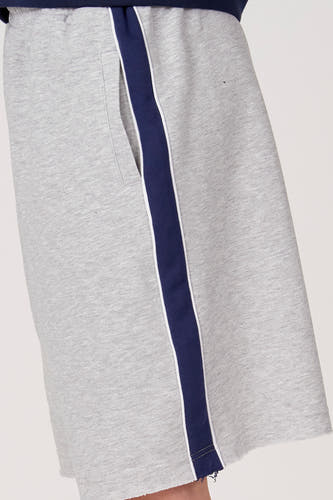 Short gris d'Unwind, avec une rayure bleu marine et un ourlet effiloché.