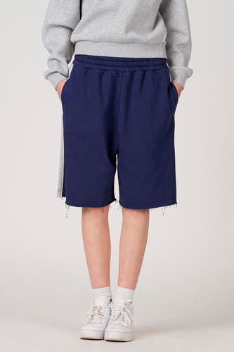 Short bleu Unwind avec bande grise sur le côté et bord effiloché à l'arrière.