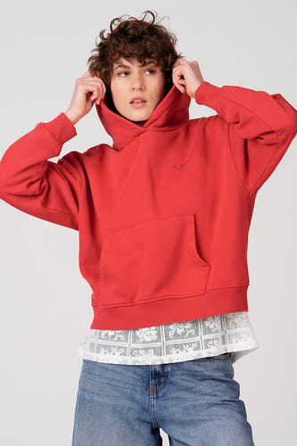 Pull rouge à capuche d'Unwind, avec des étoiles et des lettres au dos.