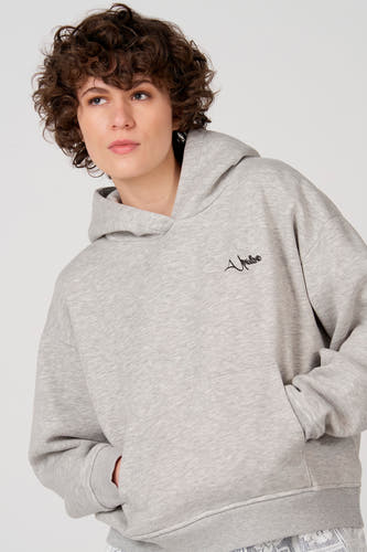 Sweat-shirt à capuche gris d'Unwind, avec un petit logo sur la poitrine et une poche kangourou.