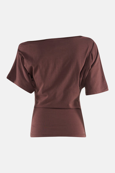 T-shirt marron Unwind avec un col large, des manches chauve-souris courtes et une bande à la taille ajustée, dos.