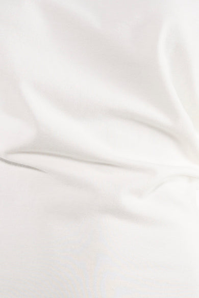 T-shirt blanc Unwind avec texture douce et légers plis.