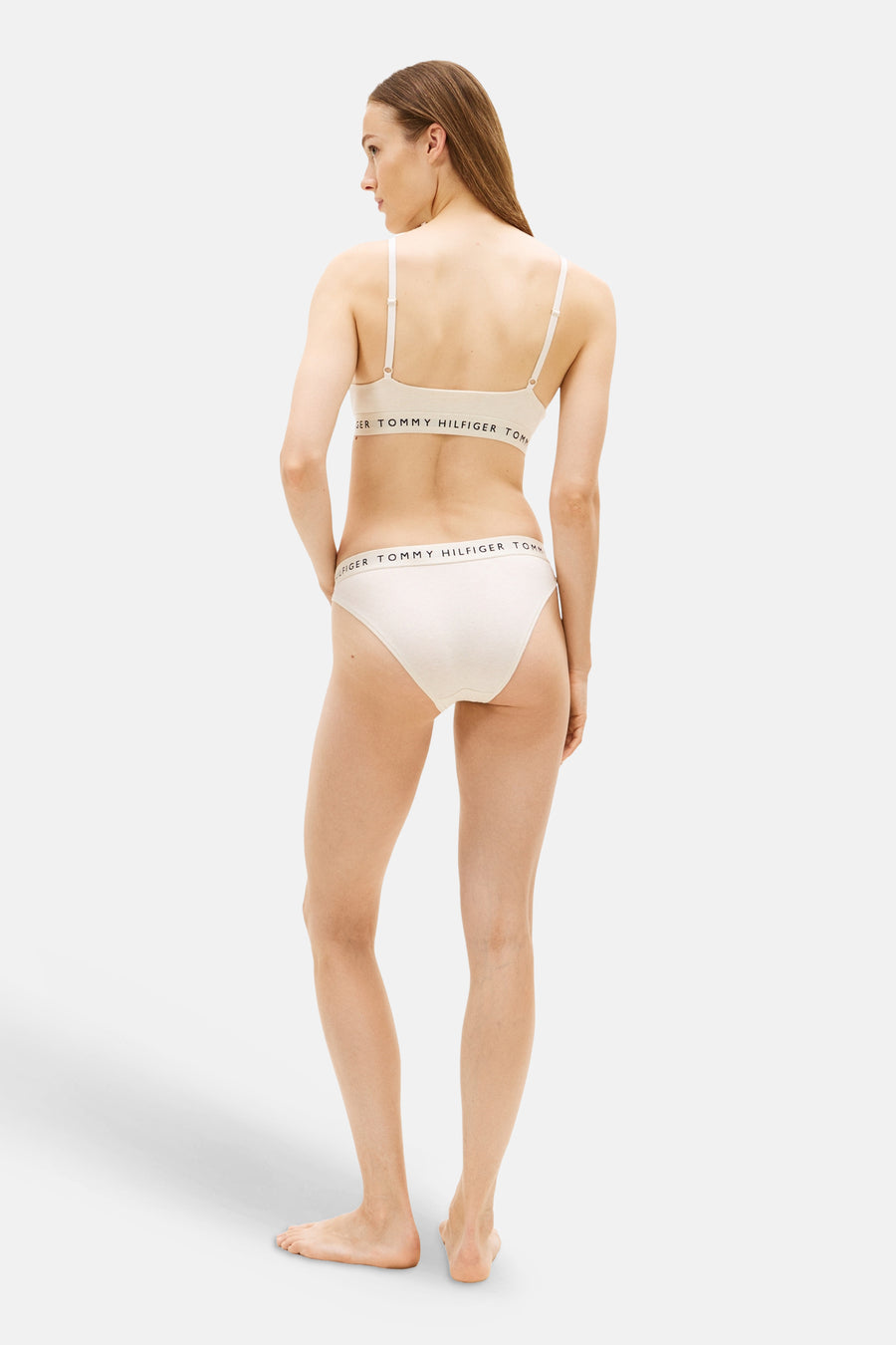 Soutien-gorge beige de TOMMY JEANS avec fines bretelles et élastique à logo, photographié de dos avec culotte assortie.